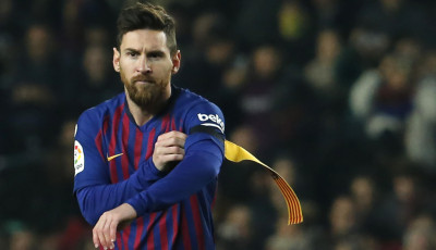 Barca gặp khó vì Covid-19, Messi ngoảnh mặt làm ngơ