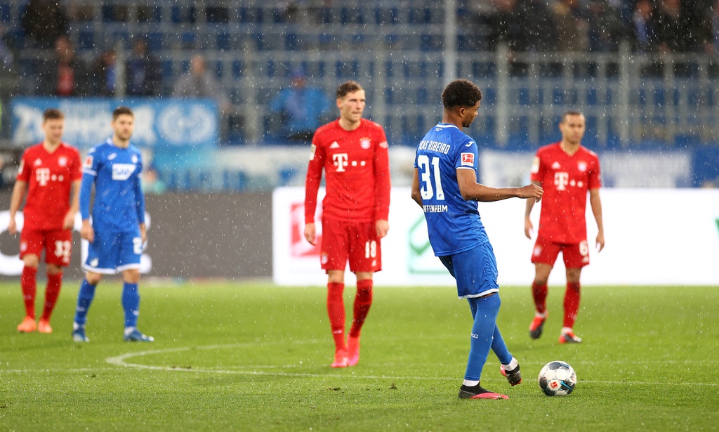 Bayern Munich thắng đậm Hoffenheim ở trận cầu hy hữu diễn ra trong 77 phút