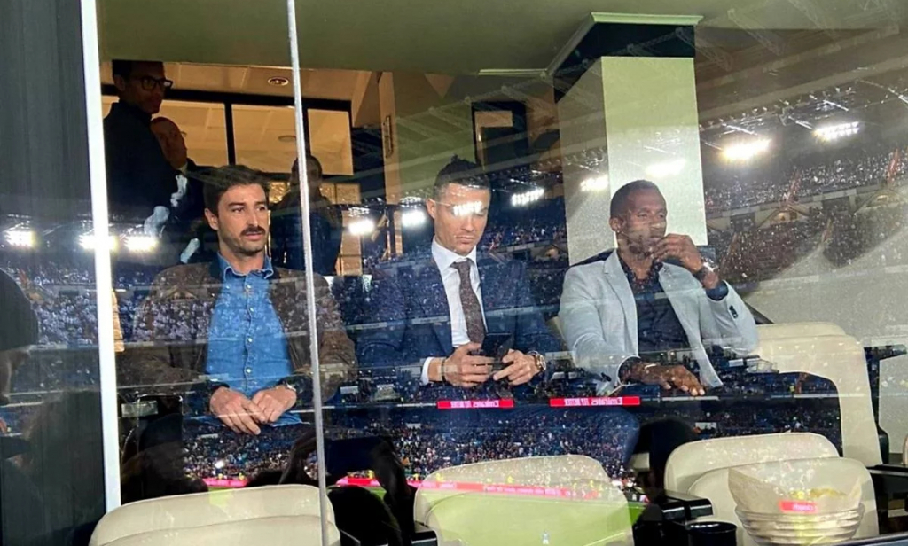 Ronaldo bất ngờ có mặt tại sân Bernabeu xem trận Siêu kinh điển
