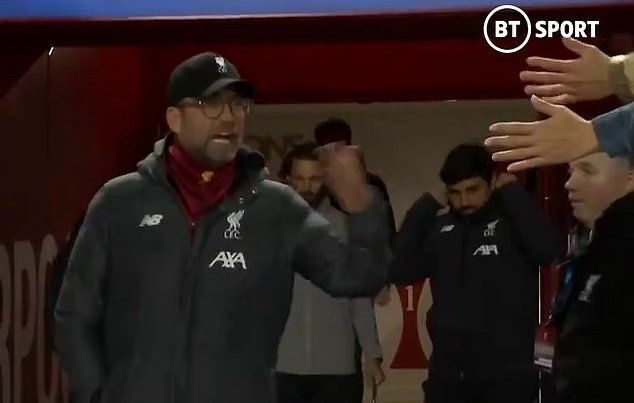 Klopp chửi fan là “đồ ngu” khi nhận được lời đề nghị khó khăn giữa mùa dịch Covid-19