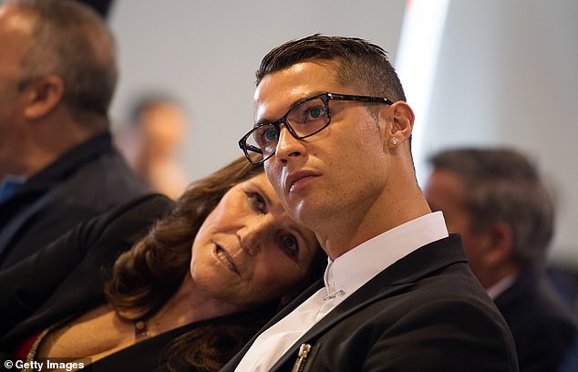 Mẹ Ronaldo nhập viện khẩn cấp vì đột quỵ