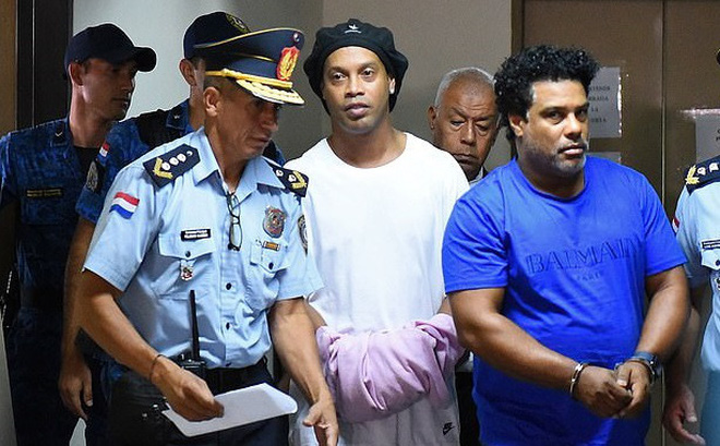 Ronaldinho bị bắt giam vì sử dụng hộ chiếu giả tại Para