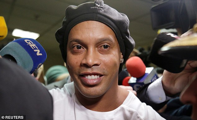 Ronaldinho vô địch giải đấu trong tù với phần thưởng cực dị