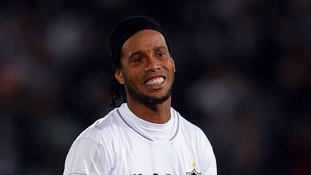 Ronaldinho bất ngờ bị bắt tại Paraguay vì… giả mạo 