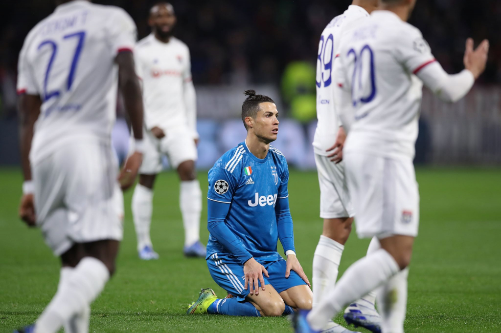 Ronaldo bất lực trước hàng thủ Lyon