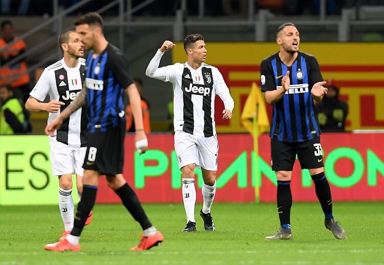 Serie A đá không khán giả vì Covid-19, Ronaldo bắt tay với… không khí