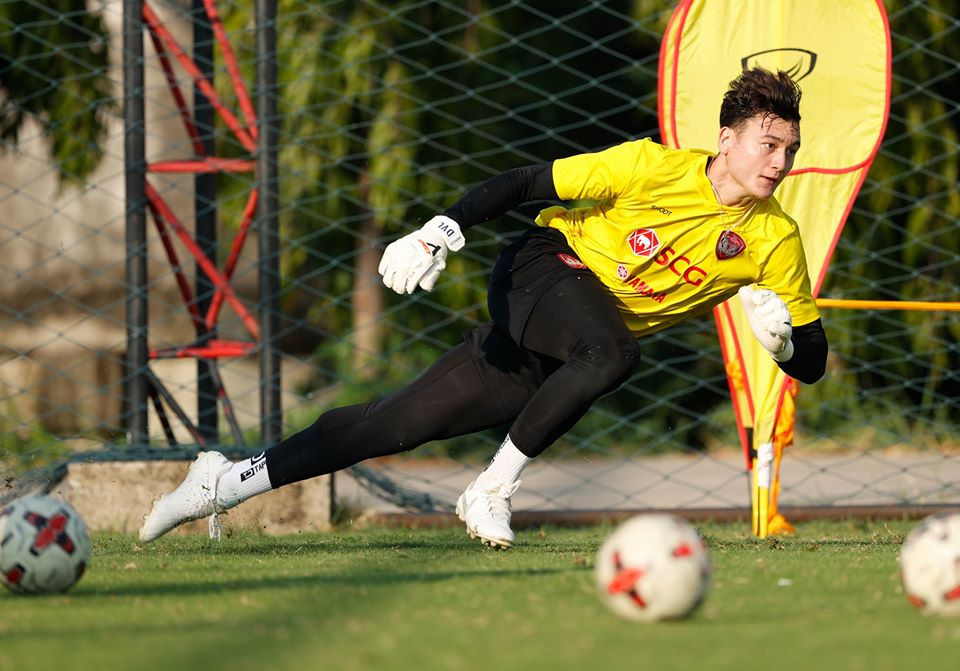 Văn Lâm đang bị “cách ly” tại Muangthong United?