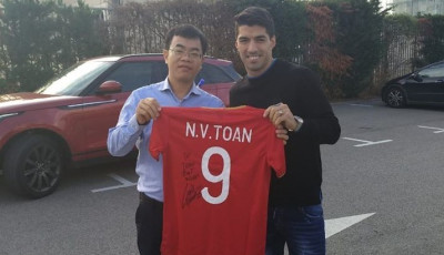 Văn Toàn nhận món quà tuyệt vời từ Luis Suarez