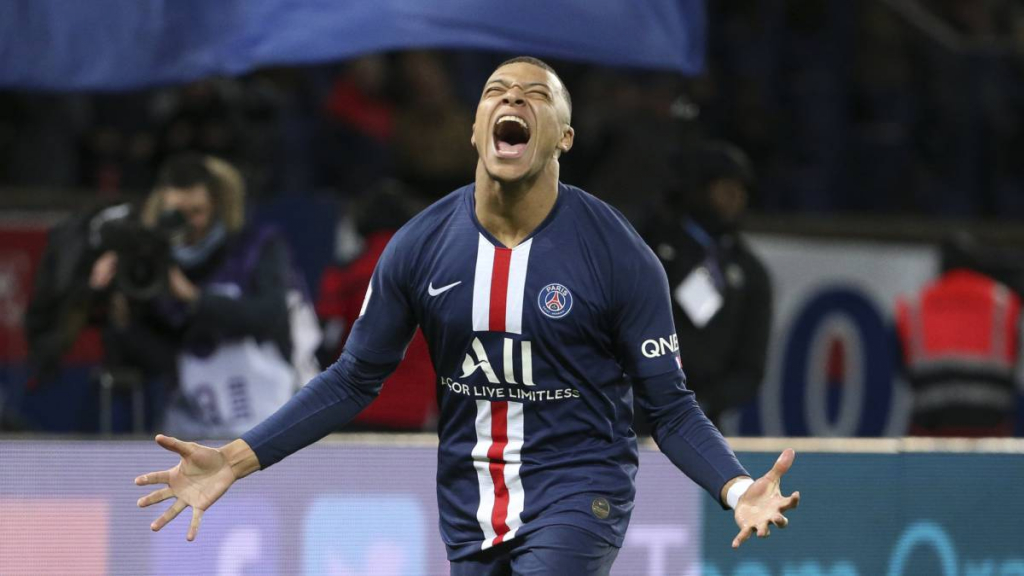 VIDEO: Mbappe cho cầu thủ Lyon hít khói bằng màn tăng tốc kinh hoàng, ghi bàn cho PSG