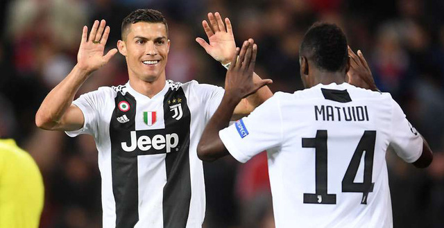Juventus báo tin vui, 2 đồng đội Ronaldo khỏi Covid-19