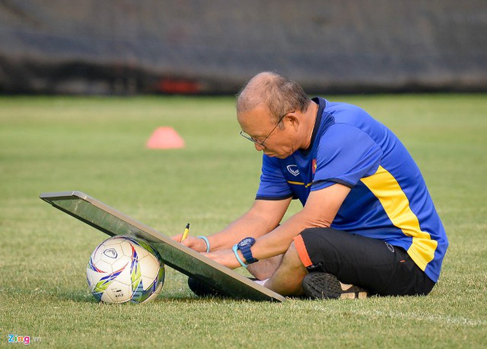 Bóng đá Việt Nam: Thầy Park đau đầu khi trái bóng ngừng lăn