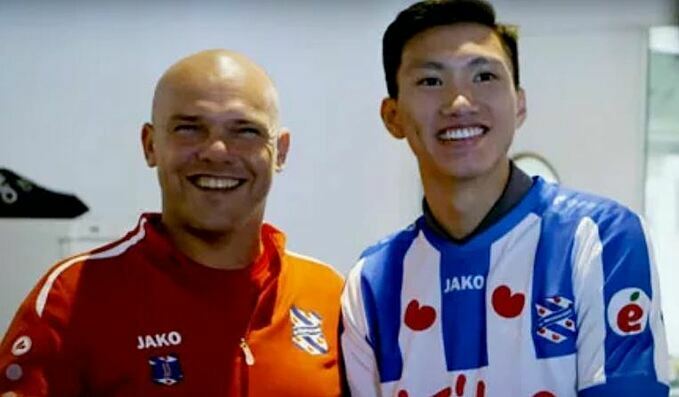 HLV Heerenveen xác nhận CLB đang đàm phán giữ chân Văn Hậu