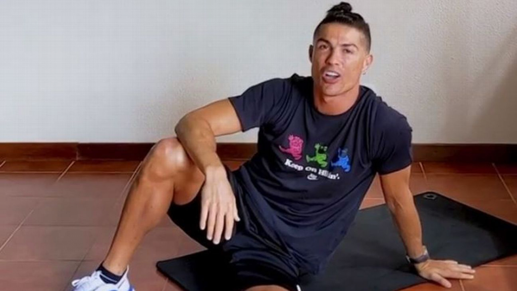 Ronaldo chào thua trước mỹ nhân ở thử thách gập bụng