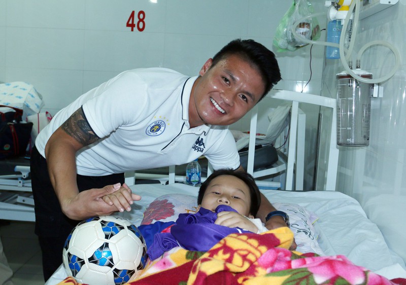 Quang Hải thực hiện ước mơ đặc biệt tặng fan nhí tại bệnh viện