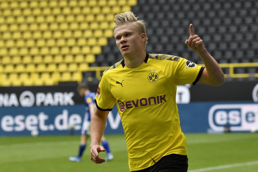 Haaland tỏa sáng, Dortmund đè bẹp Schalke ngày Bundesliga trở lại