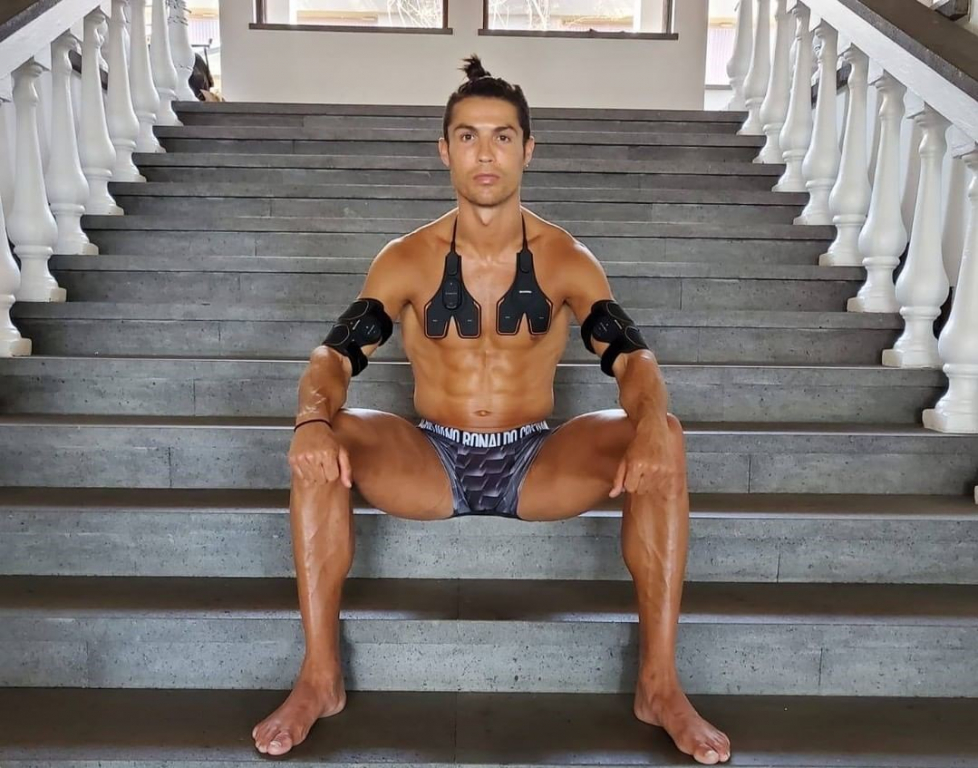 Ronaldo khiến fan tá hỏa vì bức ảnh như đang mặc… bikini