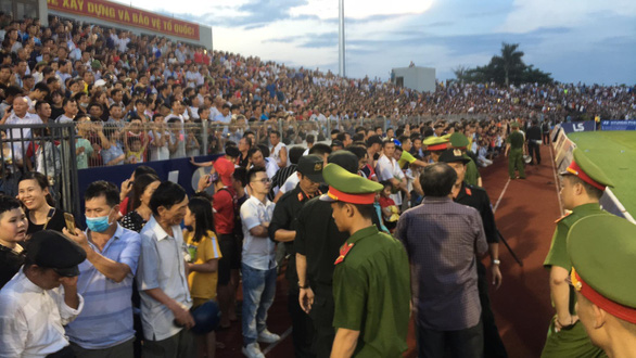 CĐV Hà Tĩnh tràn vào sân xem Hà Nội FC, bù giờ kỷ lục… 22 phút