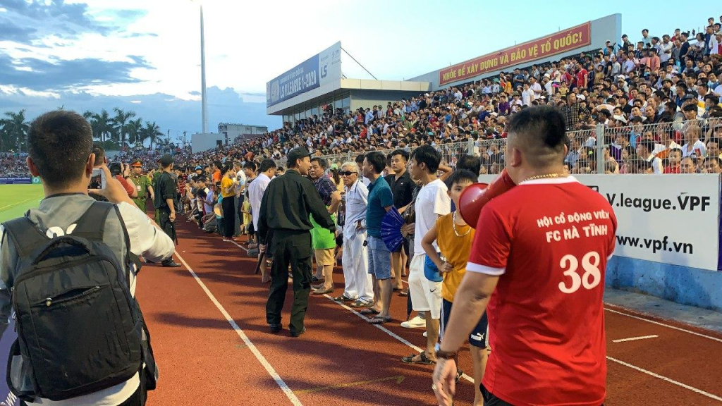 BLV Quang Huy: “Hà Tĩnh vỡ sân vẫn có thể thông cảm được”