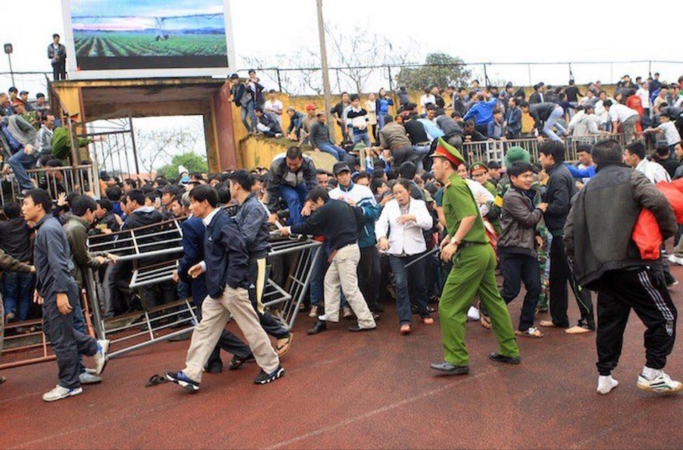 Sự cố Hà Tĩnh – Hà Nội và 6 lần vỡ sân đáng nhớ lịch sử V-League