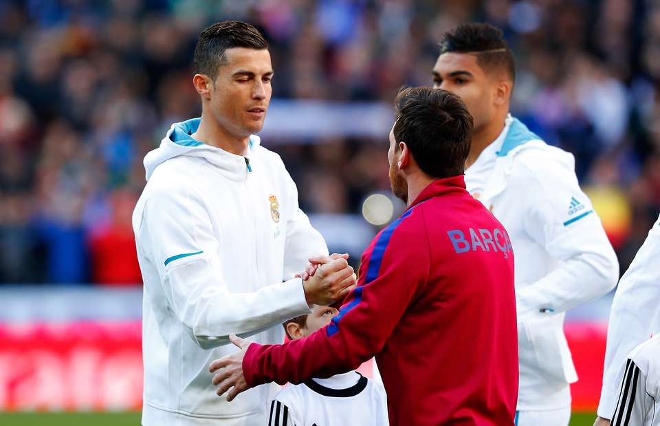 Messi, Ronaldo – Ai giỏi hơn ai đã có lời giải đáp