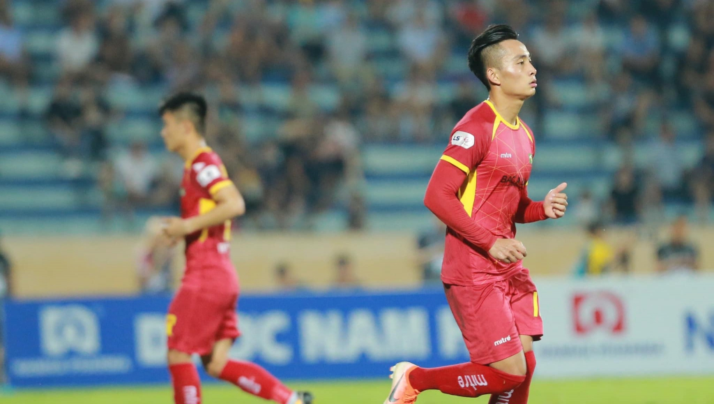 Trọng tài mắc sai lầm hy hữu trong trận thua của SLNA trước Nam Định