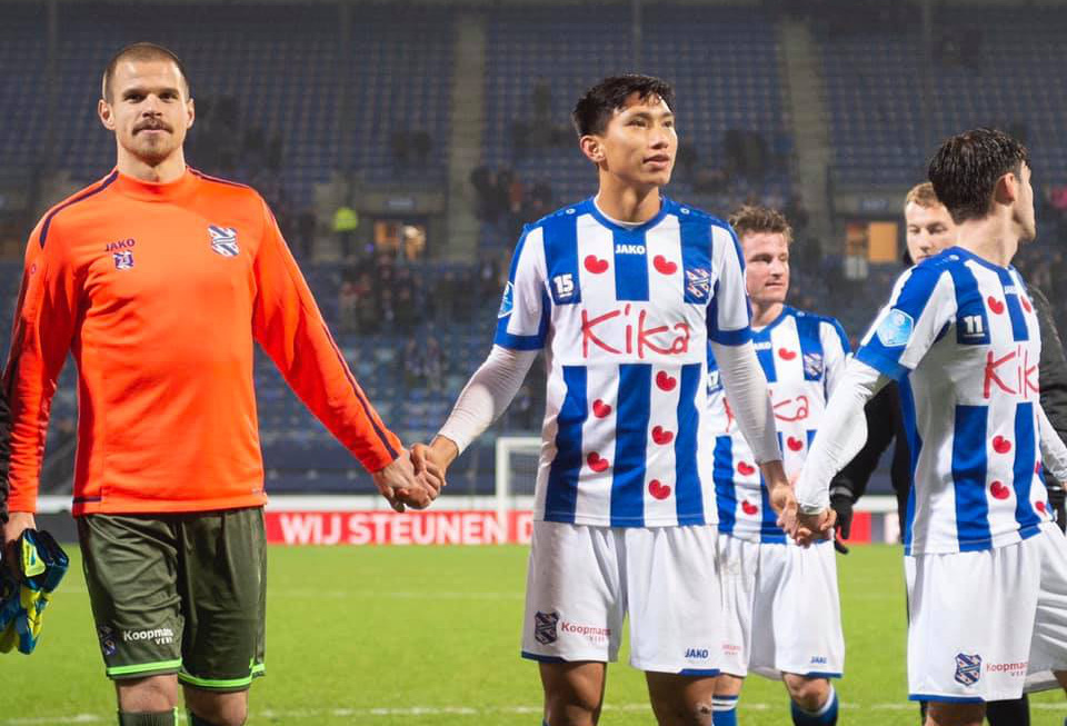 CĐV SC Heerenveen muốn đội nhà giữ lại Văn Hậu