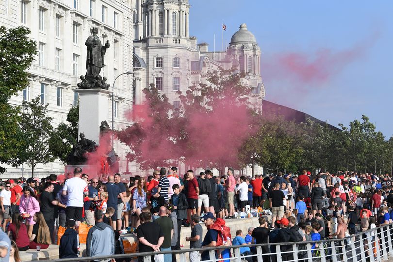 Vui quá đà, fan Liverpool đốt cả toà nhà thành phố