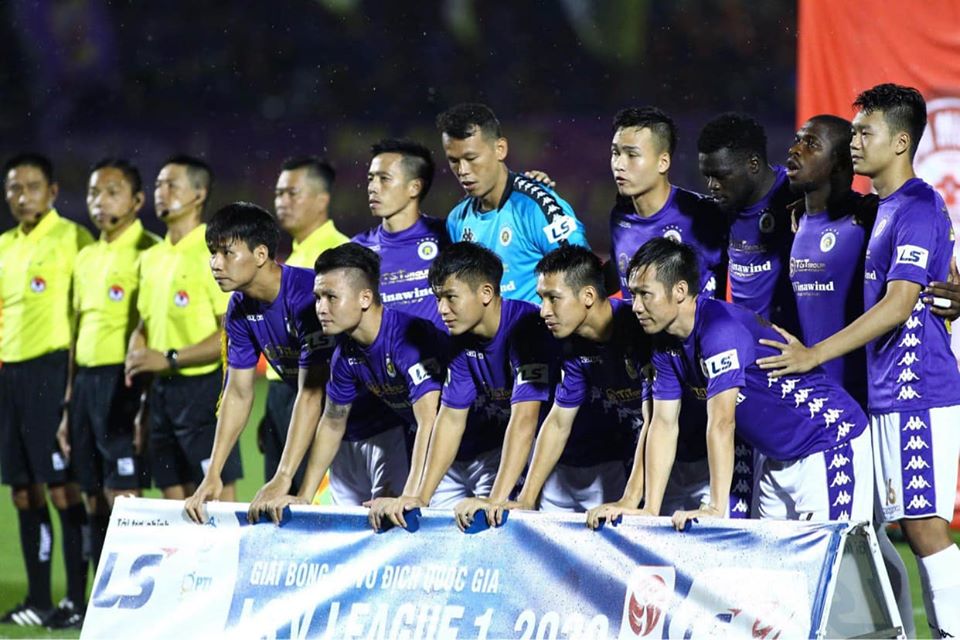 V.League hoãn vòng 12, Hà Nội FC hủy gấp chuyến bay tới Quảng Nam