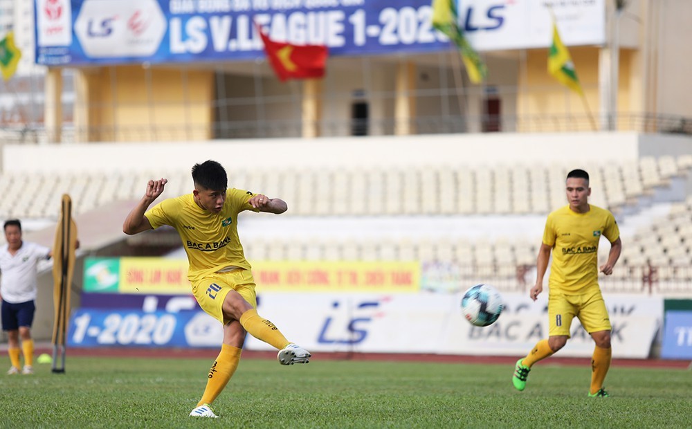 Ảnh: Văn Đức phô diễn kĩ thuật, cầu thủ SLNA thoải mái trước derby xứ Nghệ