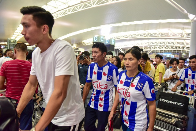 Bố Văn Hậu không biết tin con trai rời Hà Lan về Hà Nội FC