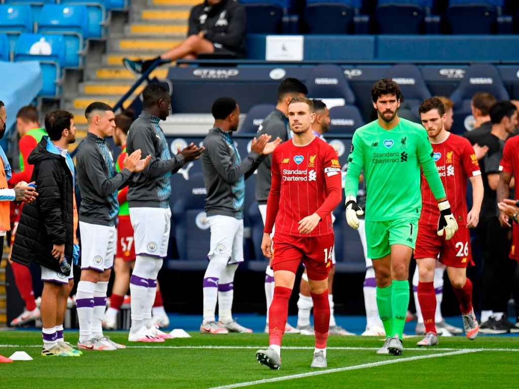 Sao Man City gây sốc bởi hành động lạ trong trận gặp Liverpool