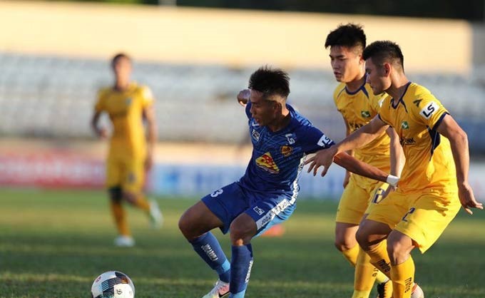 Trọng tài gây tranh cãi, SLNA thua trận thứ 3 liên tiếp tại V-League 2020