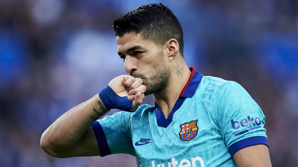 Suarez bắt kịp thành tích ghi bàn của huyền thoại Barcelona