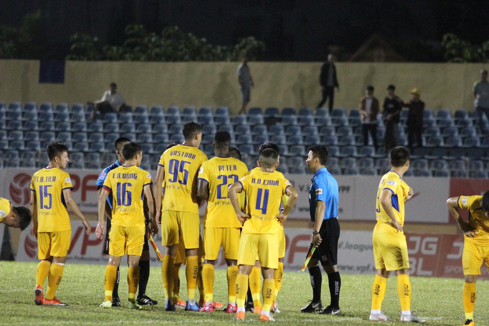 5 lần Sông Lam Nghệ An bị trọng tài xử ép trắng trợn tại V-League