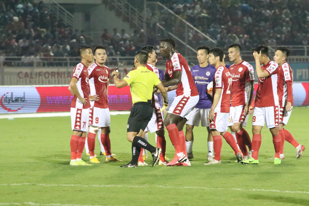 HLV Hà Nội FC tránh nói hai tình huống trọng tài bỏ qua phạt đền trước TP.HCM