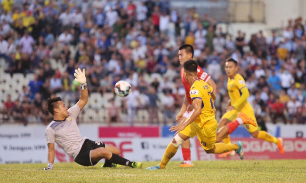 VIDEO: Pha phản công ghi bàn như sách giáo khoa của SLNA ở trận derby xứ Nghệ