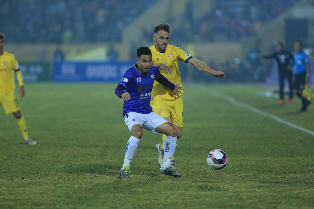 Hà Nội FC tố Nam Định chơi đòn bẩn với mặt sân Thiên Trường