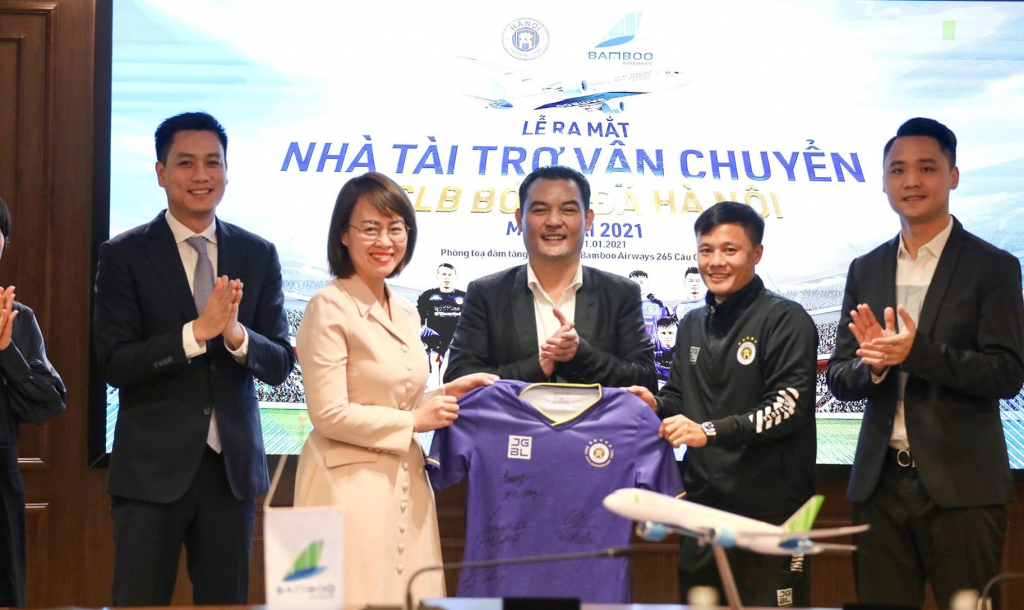 Hà Nội FC ký hợp đồng quan trọng trước trận gặp Bình Dương