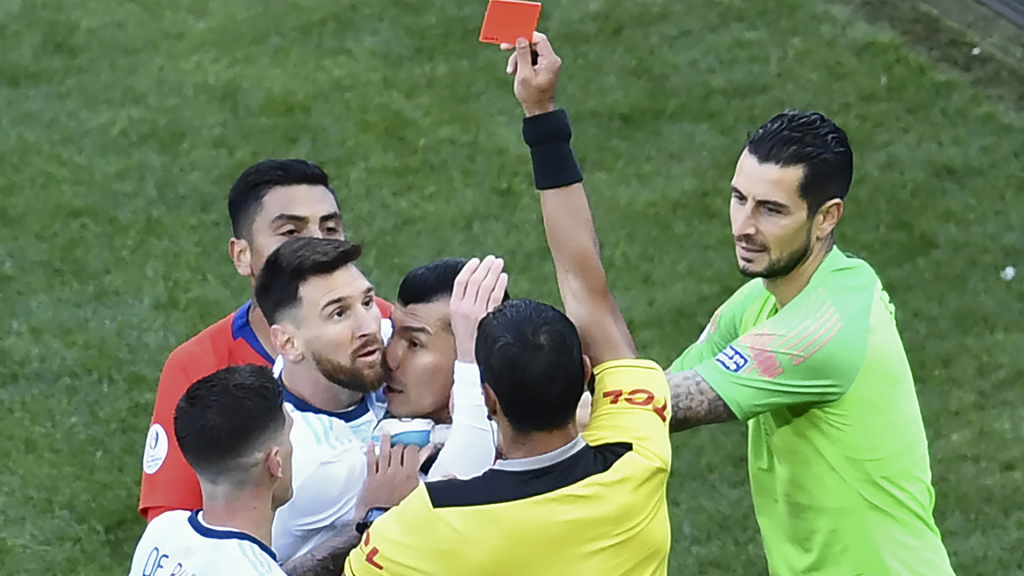 Messi và 3 lần nhận thẻ đỏ đầy tai tiếng trong sự nghiệp