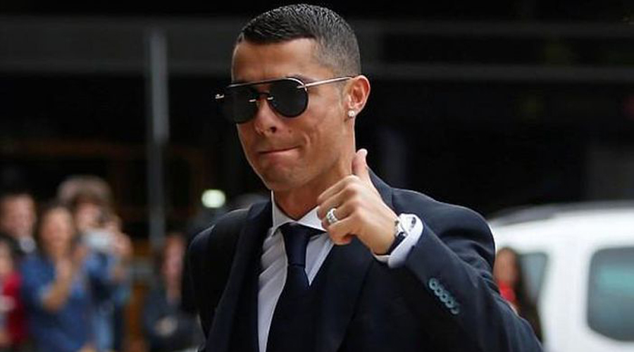 Ronaldo mặc đẹp nhất Bồ Đào Nha năm 2020 