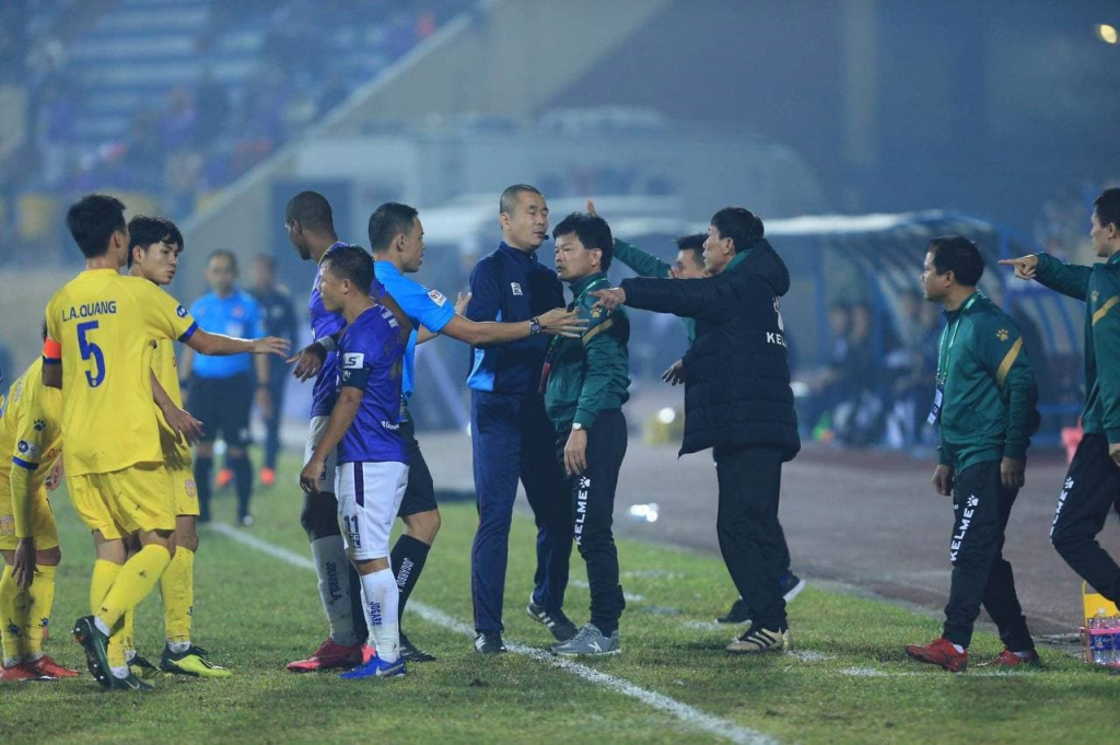 HLV Nam Định phản pháo chỉ trích dùng tiểu xảo từ Hà Nội FC