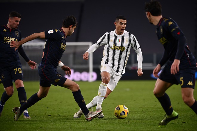 VIDEO: Ronaldo biến 4 cầu thủ Genoa thành 