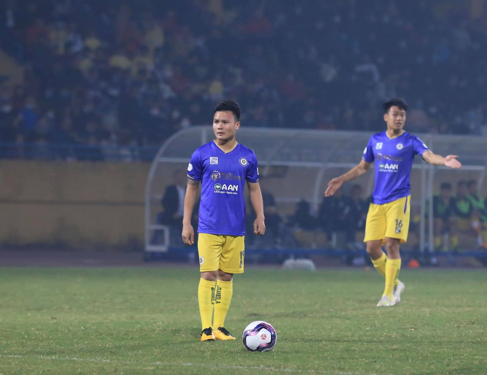 V.League tạm dừng vì Covid-19, Quang Hải, Thành Chung nói điều thật lòng