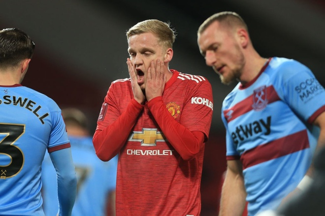 Solskjaer nói gì khi Van de Beek “tàng hình” trước West Ham?