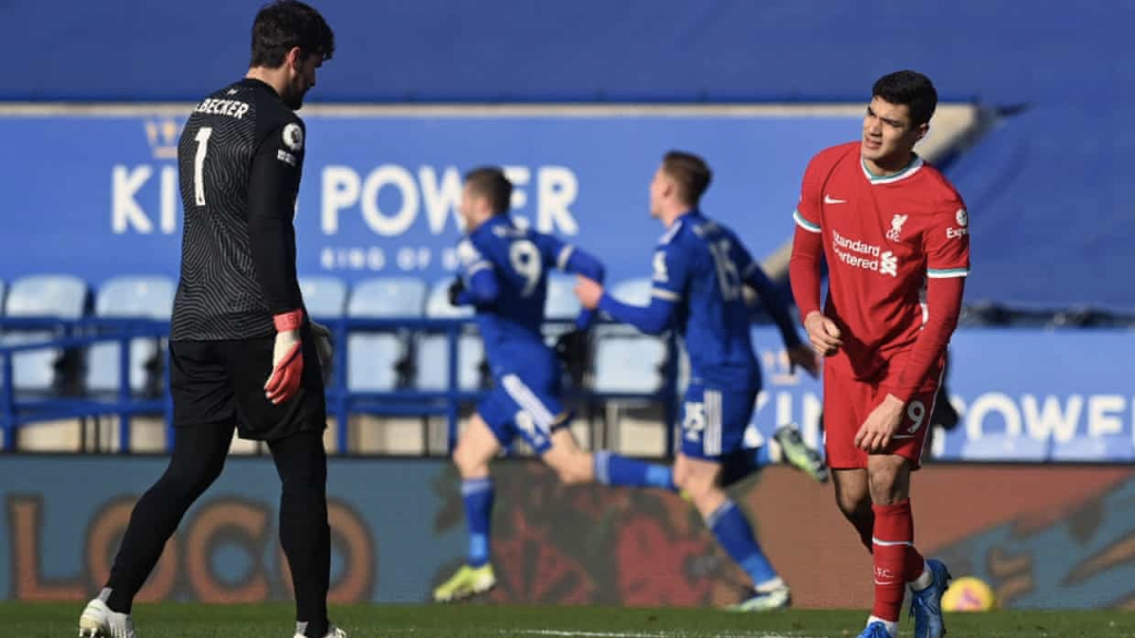 Alisson lại mắc sai lầm, Liverpool thảm bại trước Leicester