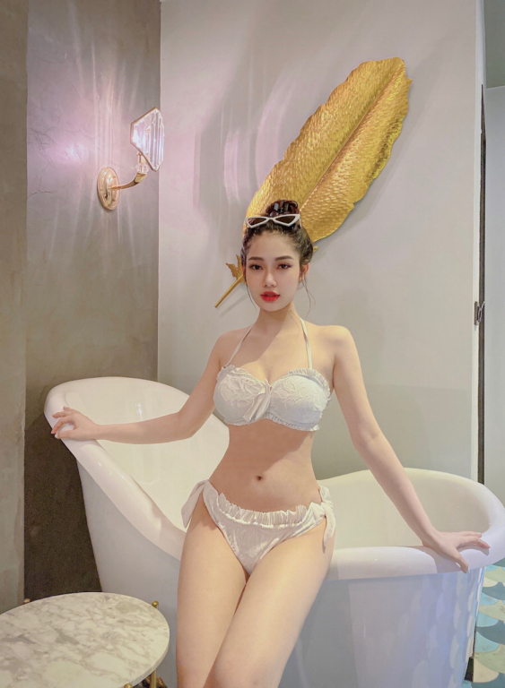 Mê mẩn trước nhan sắc cuốn hút của model Thùy Linh