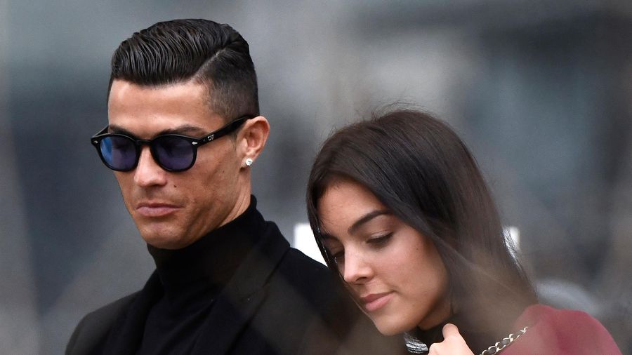 Ronaldo cùng vợ làm việc ý nghĩa một cách thầm lặng