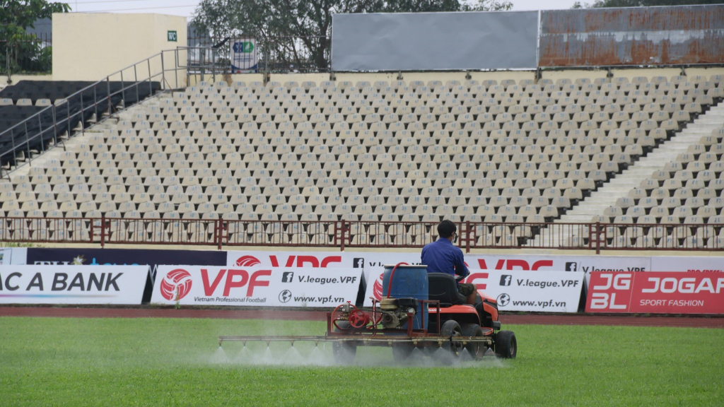 SLNA chi đậm, cải tạo mặt sân Vinh dịp nghỉ Tết