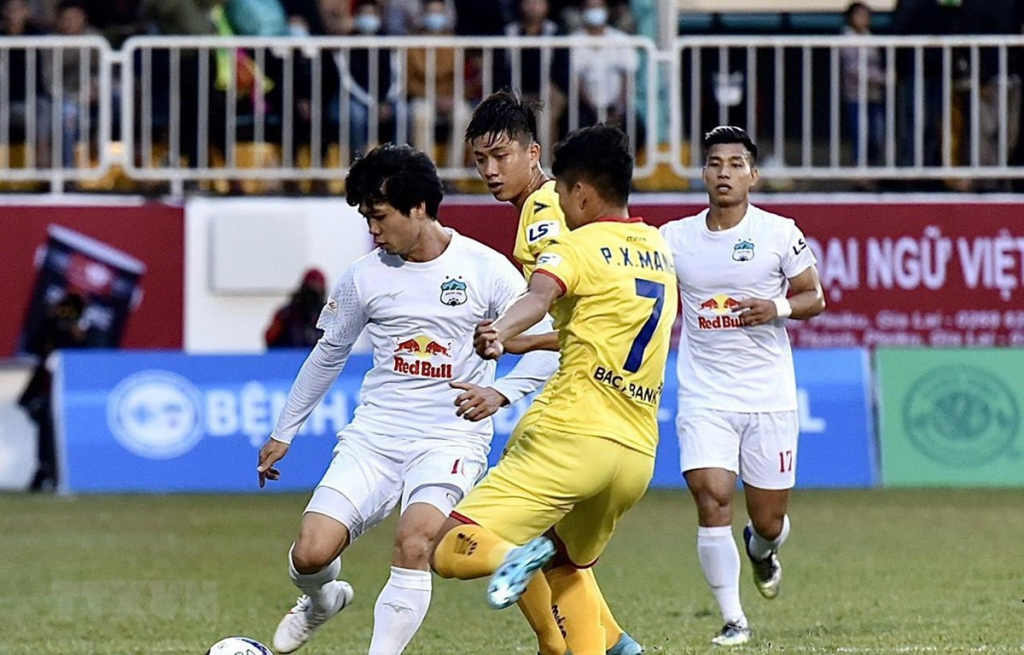 Trở lại sau dịch Covid-19, V.League có điểm chung giống với ngoại hạng Anh