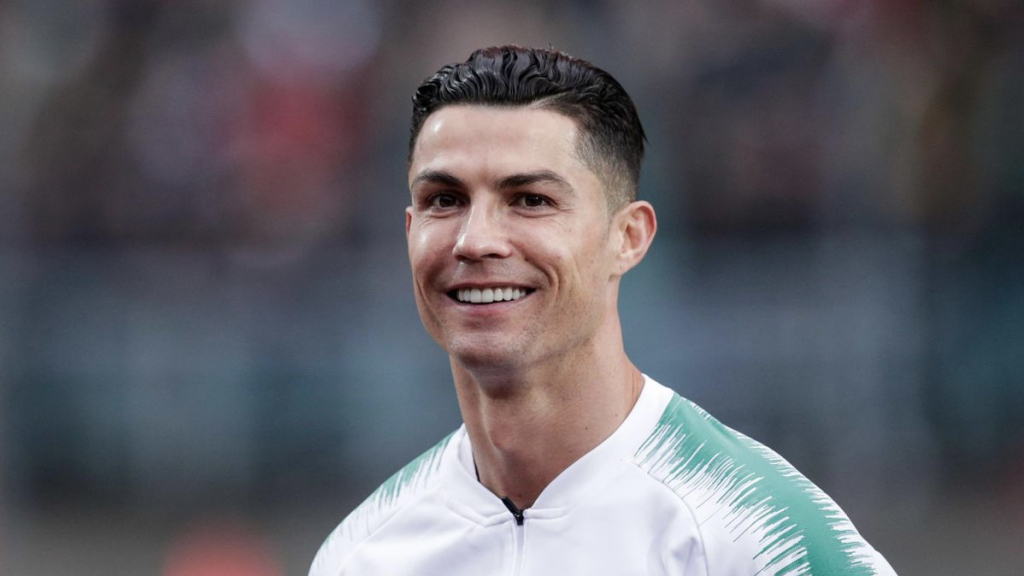 Ronaldo viết tâm thư gửi fan hâm mộ, chia sẻ về tương lai 